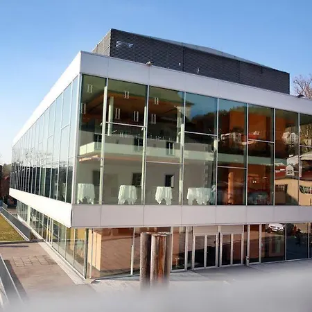 Schloss An Der Eisenstrasse 4*